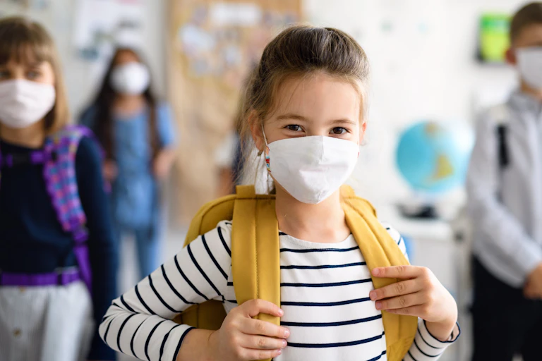 Niños en el colegio con mascarilla