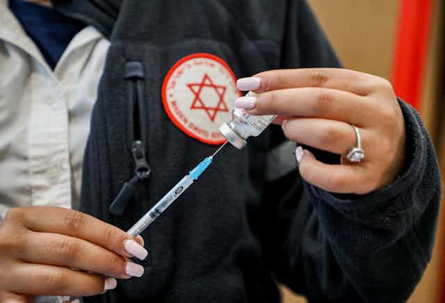 Un agent de santé prépare une dose de vaccin Moderna (Israël).