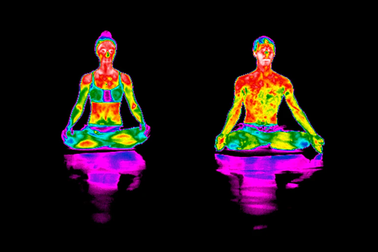 Thermographie du corps humain, pour une homme et une femme pratiquant le yoga.
