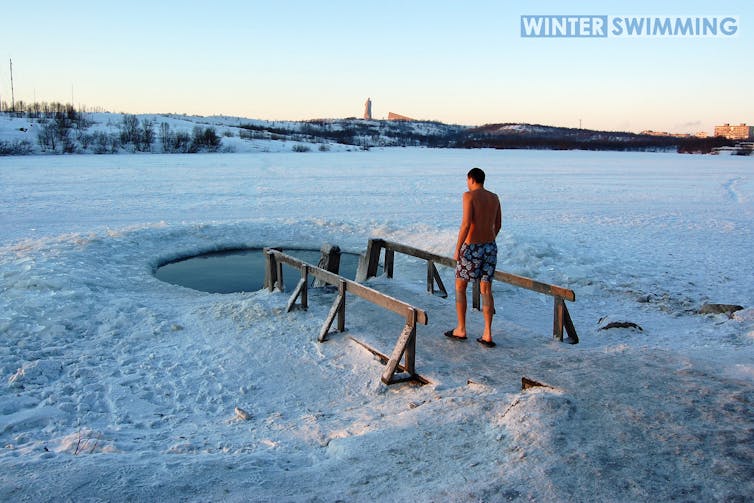 Température corporelle par grands froids. Un homme se prépare à se baigner dans un trou d’eau glacée en Russie.