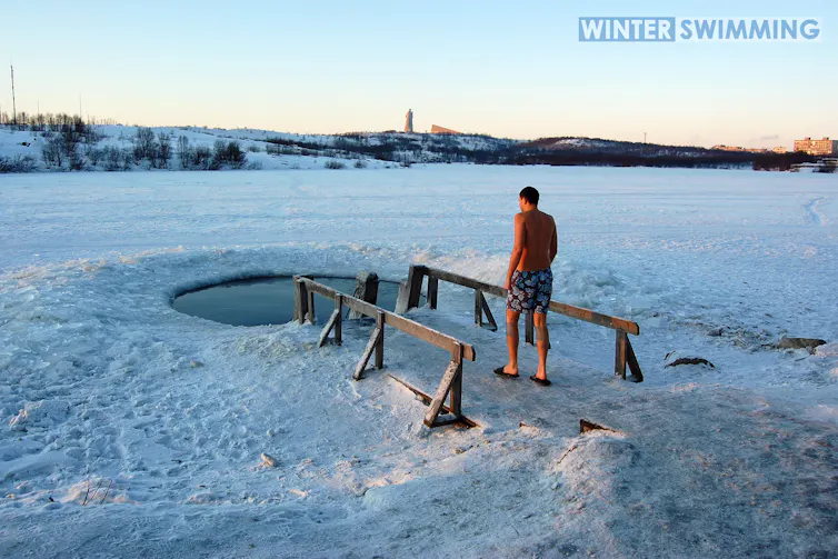 Un homme se prépare à se baigner dans un trou d’eau glacée en Russie.