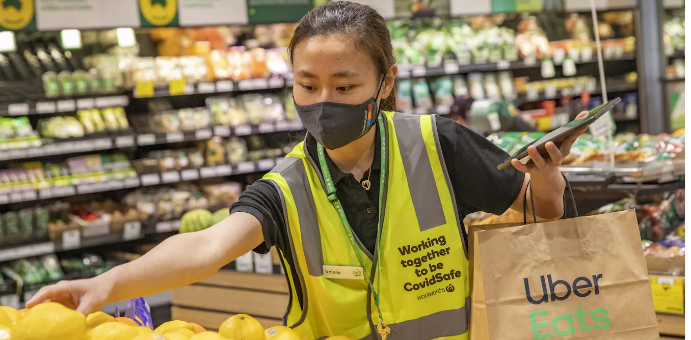 Coles e Woolworths estão mudando para armazéns de robôs e mão de obra sob demanda à medida que as entregas em casa aumentam