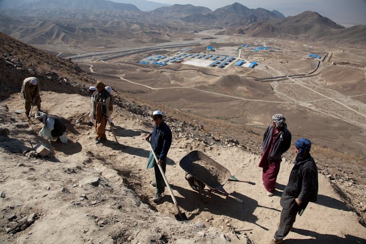 Campo de mineração construído por uma empresa chinesa em Mes Aynak, Afeganistão.