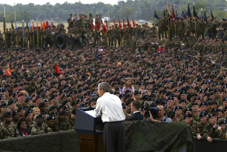 El presidente George W. Bush se dirige a las tropas estadounidenses.