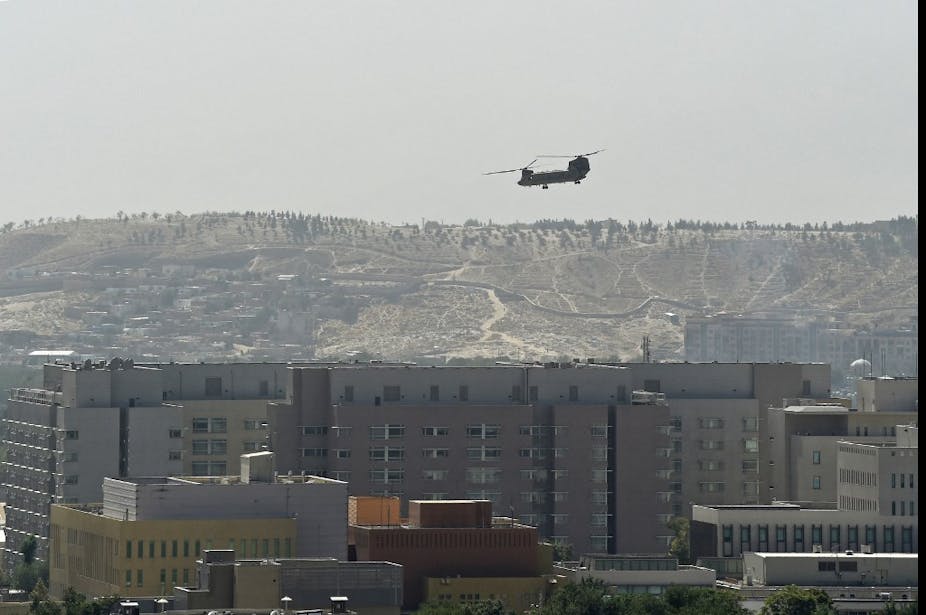 A U.S. Chinook military helicopter flies above the US embassy in Kabul on August 15, 2021.