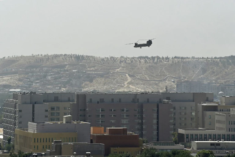 A U.S. Chinook military helicopter flies above the US embassy in Kabul on August 15, 2021.