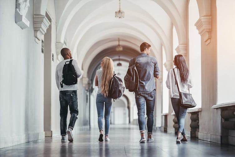 Groupe de jeunes déambulant dans un corridor d’école