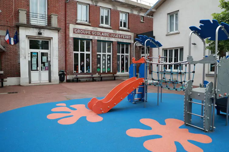 Une cour d’école vide