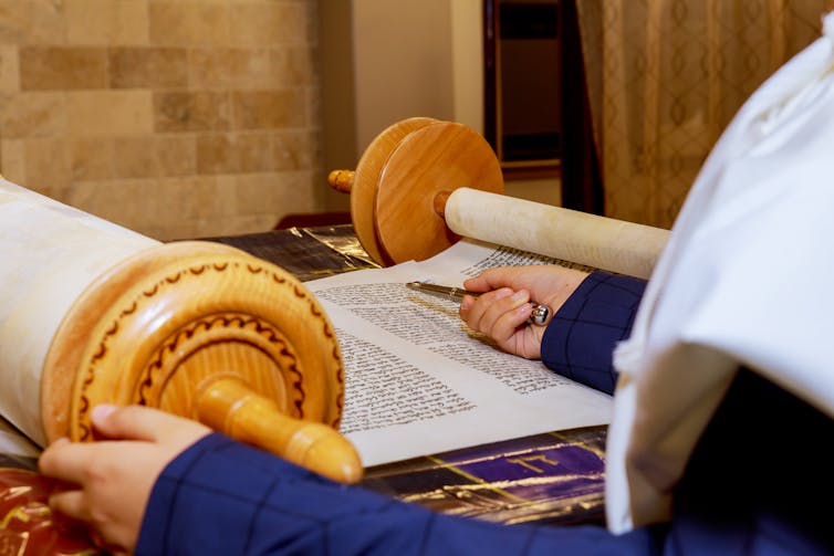 الأيام المقدسة اليهودية العليا View of theTorah at a synagogue