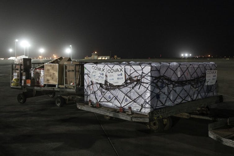 Des caisses de vaccins d’AstraZeneca sont déchargées à Dakar