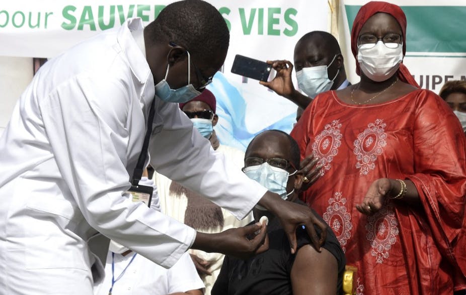 Vaccination publique du ministre Ablaye Diouf Sarr.