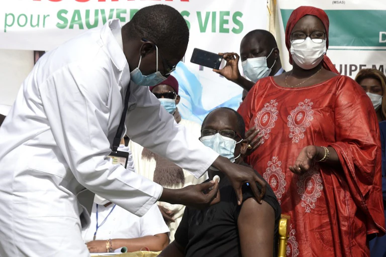 Vaccination publique du ministre Ablaye Diouf Sarr.