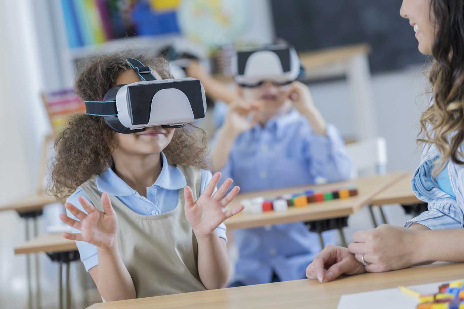 Vr класс. Виртуальная реальность дети в школе. Виртуальные очки в образовании. Уроки в виртуальной реальности. Очки виртуальной реальности в школе.