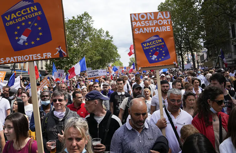Une foule manifeste et brandit des pancartes