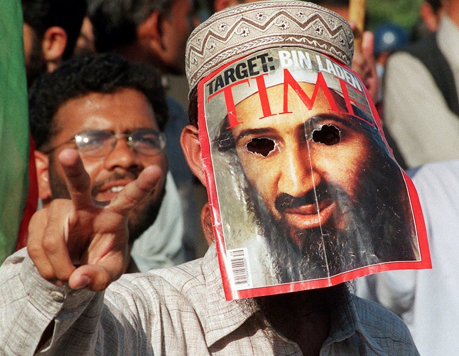 Homme portant un masque de Ben Laden