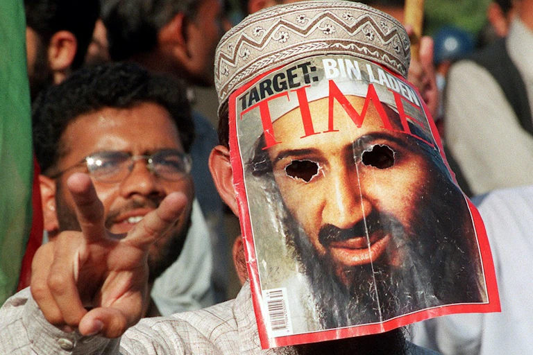 Homme portant un masque de Ben Laden
