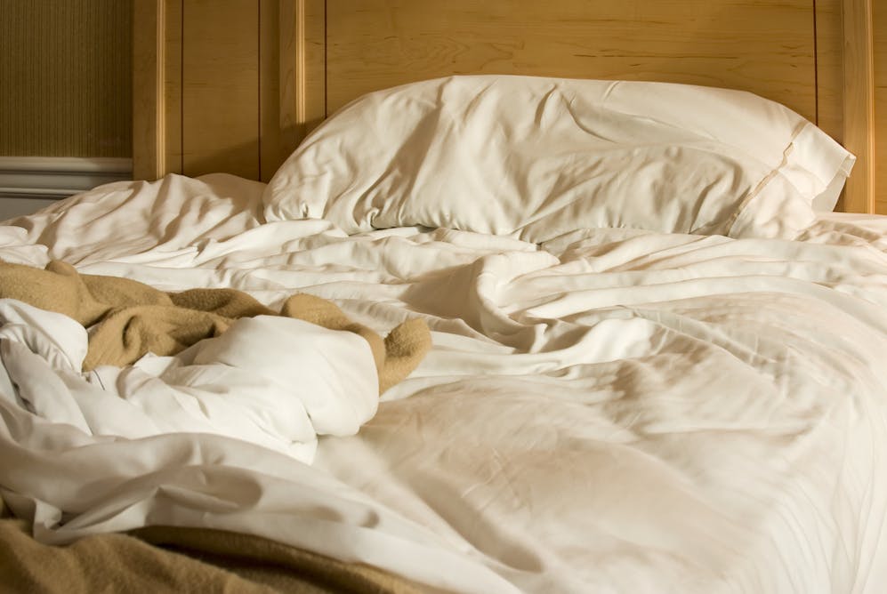 Крошки в постели. Грязное постельное белье. Кровать с постельным бельем. Незаправленная кровать. Смятая постель в гостинице.
