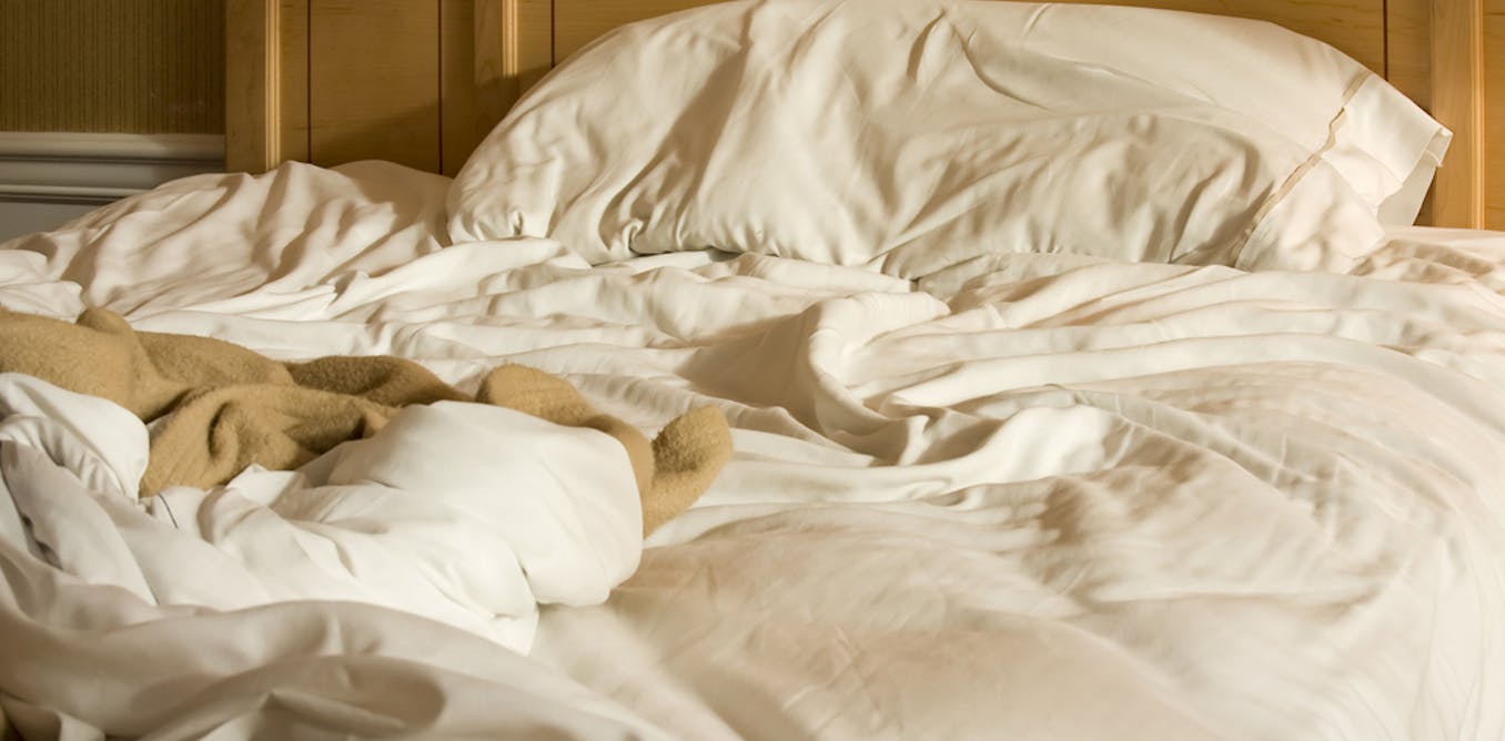 Разобранная постель. Грязное постельное белье. Кровать с постельным бельем. Незаправленная кровать. Смятая постель в гостинице.