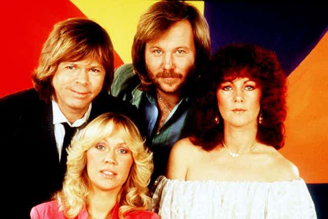 ABBA delante de un fondo de colores