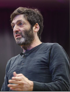 A picture of psychologist Dan Ariely giving a talk.