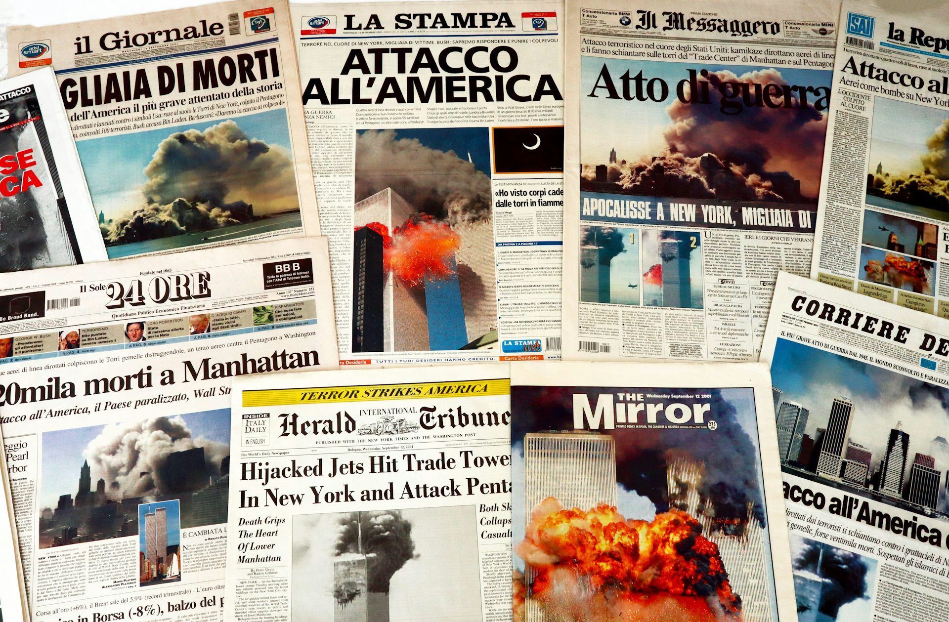  forsider fra hele verden med overskrifter om 9/11.