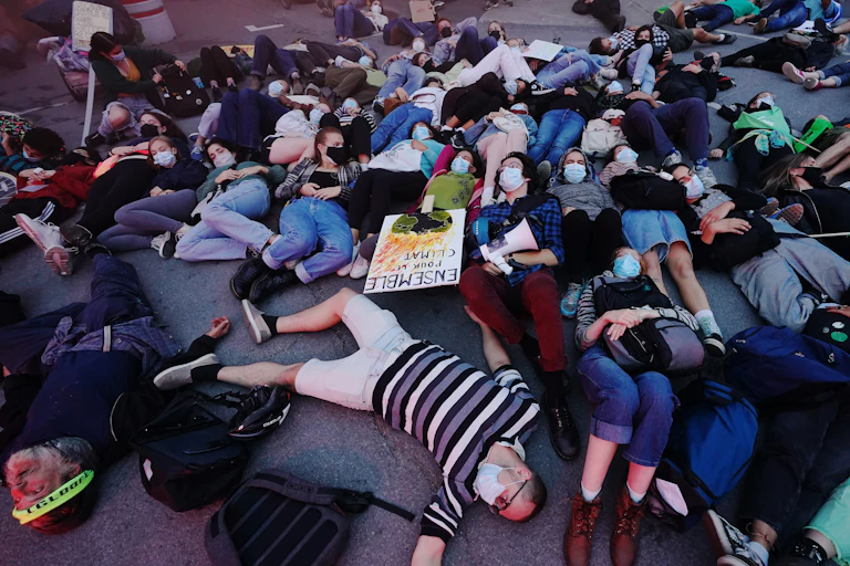 Protestors wearing surgical masks and carrying a sign that reads ENSEMBLE POUR LE CLIMAT