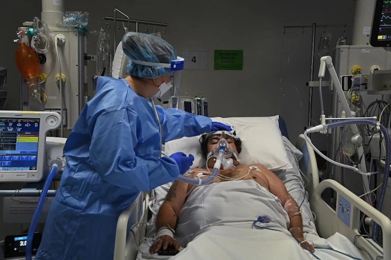 COVID patient in ICU with nurse attending