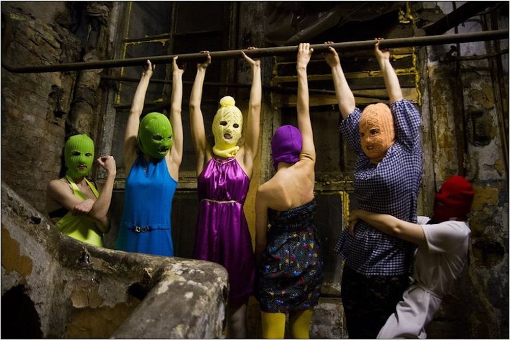 Hovuz boyida massaj oldim Keng vaginaning fotosurati