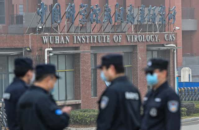 Des gardes sont postés devant l'institut de virologie de Wuhan en février 2021