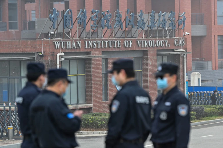 Des gardes sont postés devant l'institut de virologie de Wuhan en février 2021