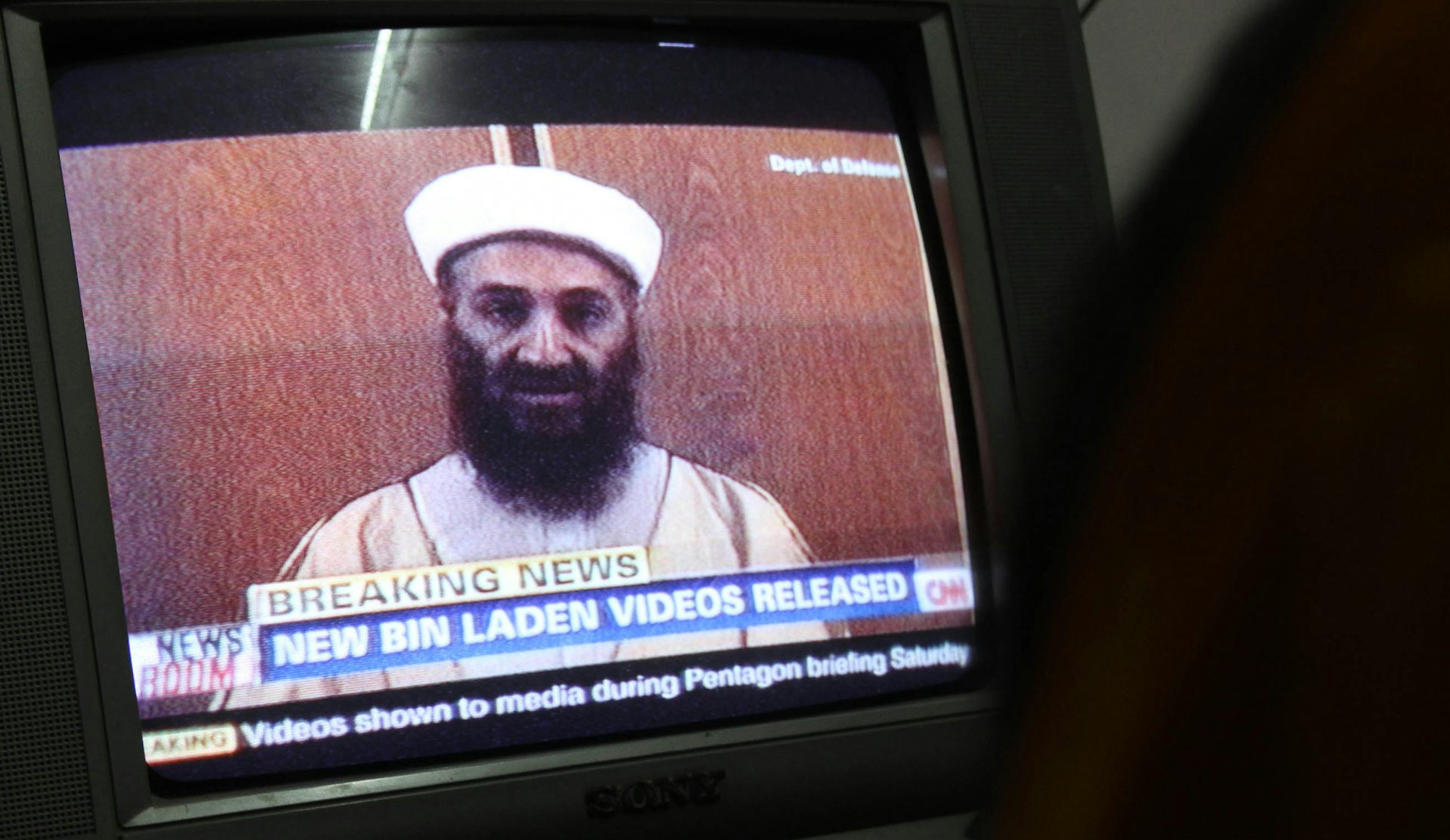 televizní obrazovky s obrazem šéfa al-Kajdy Usámy Bin Ládina.