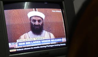 TV scren met een beeld van Al Qaida chief Osama Bin Laden.
