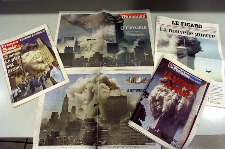 Photo de diverses couvertures de journaux publiés le 12 septembre 2001