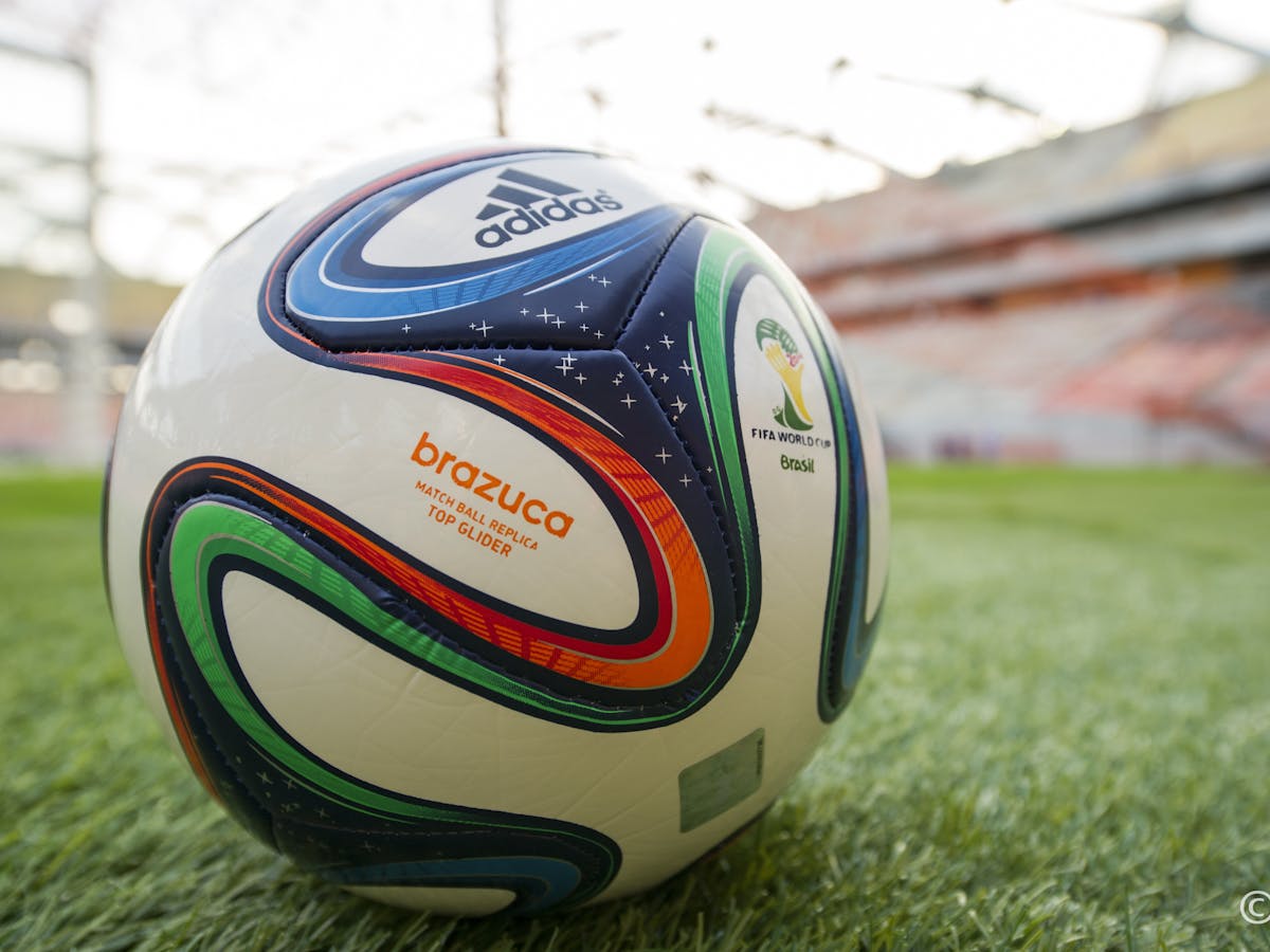 Футбольный мяч adidas Brazuca