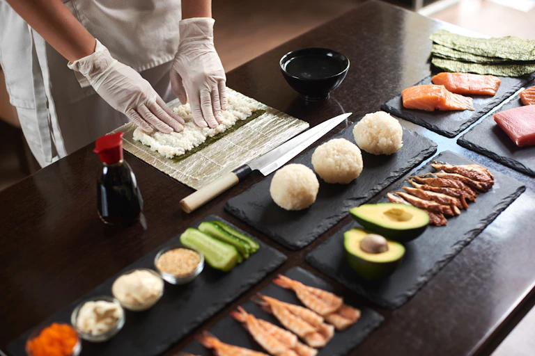 cocinero haciendo comida japonesa.
