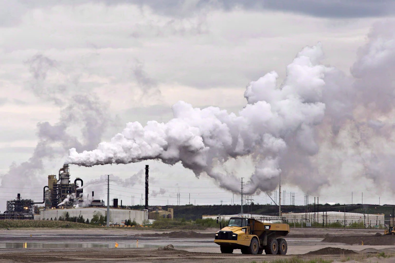 De la fumée s'échappe d'une usine