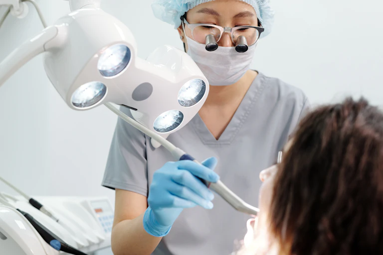 Une femme dentiste et un patient
