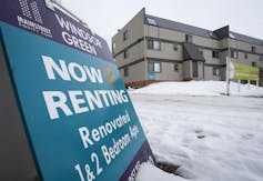 A rental sign in front of an apartment complex.