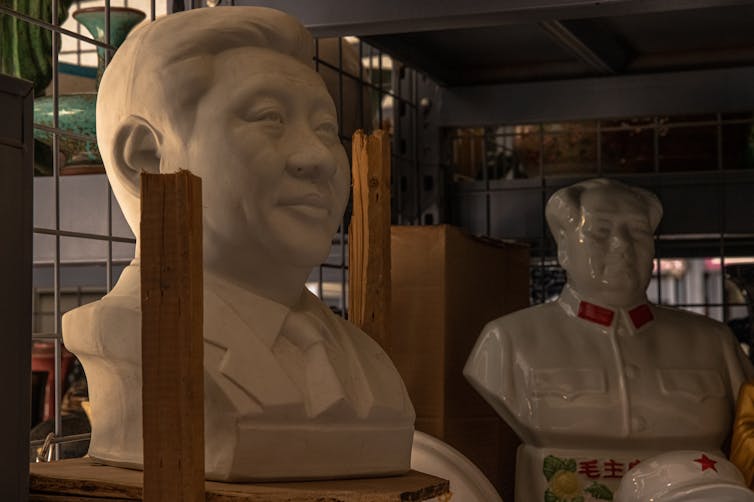 Busts of Xi Jinping and Mao Zedong at an antique shop