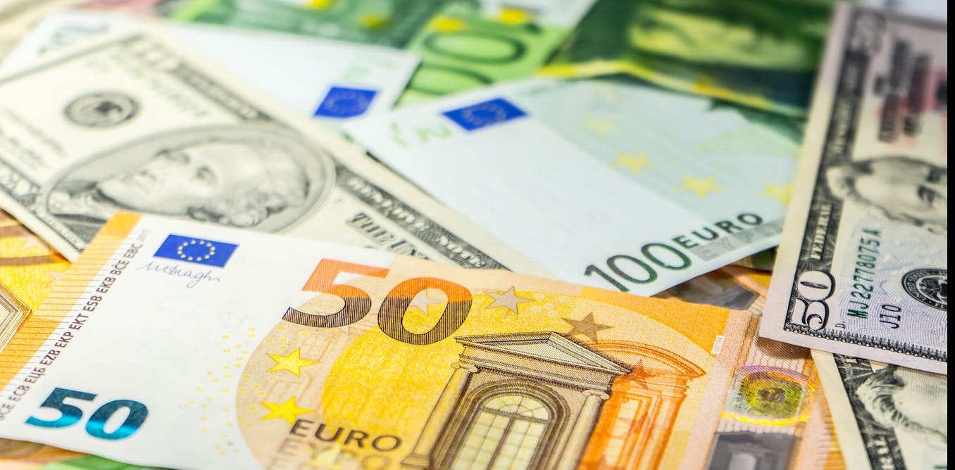 Обмен евро на доллары. Деньги евро. Доллар и евро. Доллары и евро картинки. Обмен евро.