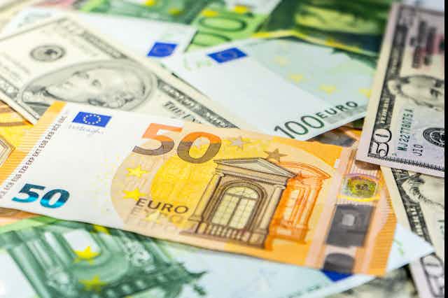 Billets de banque dollars, euros et CHF