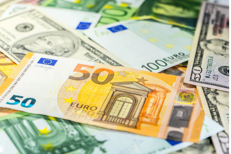 Billets de banque dollars, euros et CHF