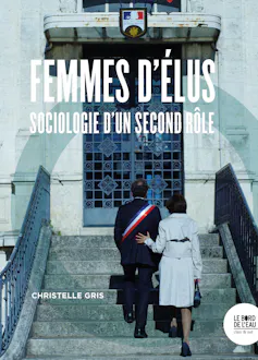Couverture du livre Femmes d’élus, sociologie d’un second rôle. Un élu politique vêtu d’une écharpe tricolore monte les marches d’une mairie accompagné de sa femme