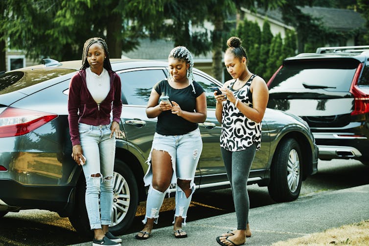 3 teen girls with celphones