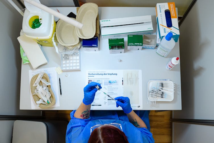 A equipe médica prepara um frasco da vacina Pfizer / BioNTech Comirnaty contra COVID-19 em Erfurt, Alemanha, em 15 de setembro.