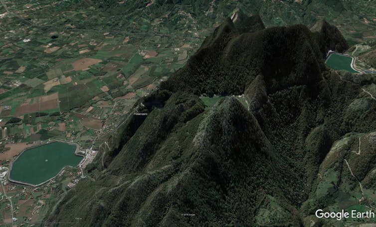 _Google Earth synthetic image_ dari lokasi PLTA _pumped storage_ di luar sungai dengan rating Gigawatt di Presenzano di Italia, menunjukkan dua waduk (kanan atas dan kiri bawah)