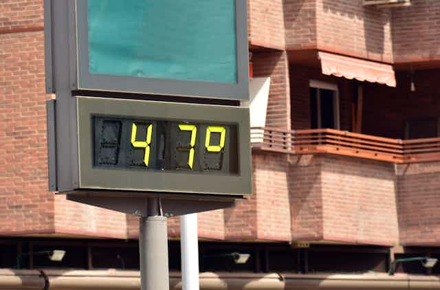 Un termómetro de calle marcando 47ºC