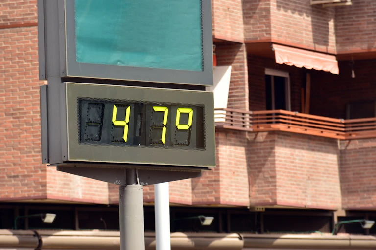 Un termómetro de calle marcando 47ºC