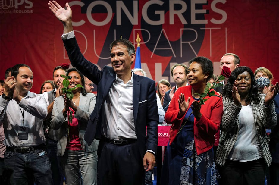 Olivier Faure entouré d'autres dirigeants du Parti Socialiste célèbrent la tenue du 79ème congrès du Parti le 19 septembre 2021 à Villeurbanne