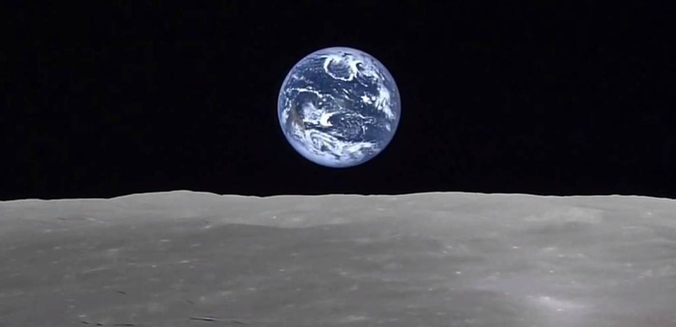 Падает ли луна на землю